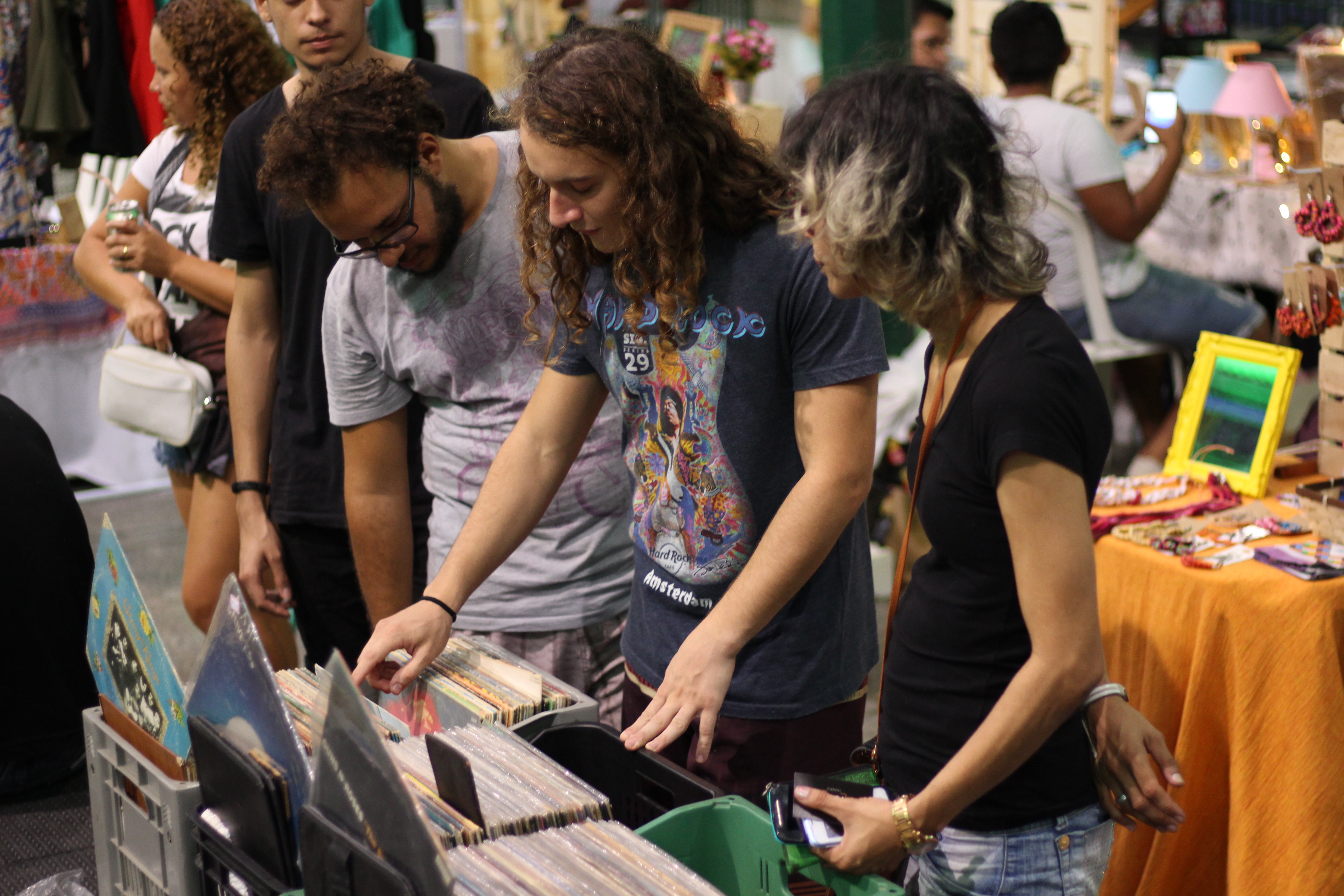 Visitantes da feira escolhem discos de vinil